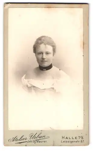 Fotografie Gg. Maurer, Halle a /S., Leipzigerstrasse 87, Portrait junge Dame mit Halsband
