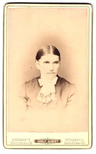 Fotografie Adolf Albert, Bodenbach a /E., Bahnhofstrasse 85, Portrait bürgerliche Dame mit zurückgebundenem Haar