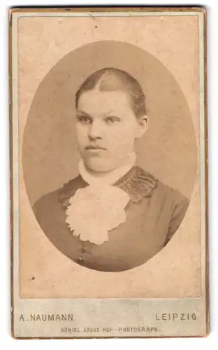 Fotografie A. Naumann, Leipzig, Dorotheen-Strasse, Brustportrait junge Dame mit zurückgebundenem Haar