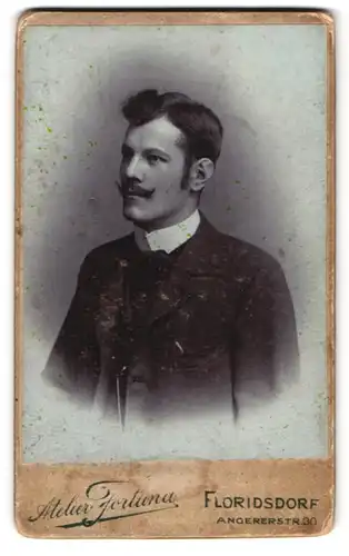 Fotografie Atelier Fortuna, Floridsdorf bei Wien, Angererstrasse 30, Portrait modisch gekleideter Herr mit Moustache