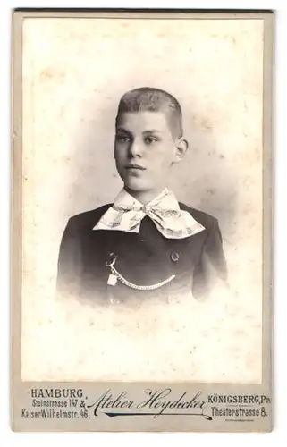 Fotografie Ottmar Heydecker, Hamburg, Steinstrasse 147, Portrait junger Mann mit Bürstenschnitt und Fliege