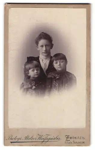 Fotografie Weissgärber, Zwönitz i /S., Bahnhofstrasse, Portrait junge Dame und zwei Kinder in hübscher Kleidung