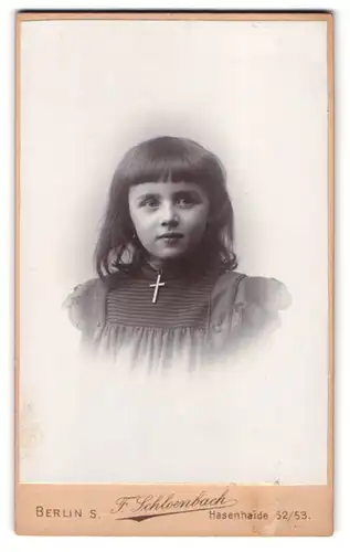 Fotografie F. Schloenbach, Berlin-S., Hasenheide 52-53, Portrait kleines Mädchen im Kleid mit Kreuzanhänger