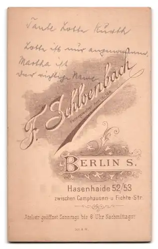 Fotografie F. Schloenbach, Berlin-S., Hasenheide 52-53, Portrait kleines Mädchen im Kleid mit Kreuzanhänger