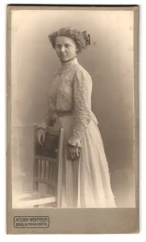 Fotografie Atelier Wertheim, Berlin, Oranienstrasse, Portrait junge Dame in zeitgenössischer Kleidung