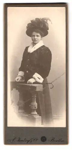 Fotografie A. Jandorf & Co., Berlin-S, Kottbusserdamm 1-2, Portrait junge Dame in Felljacke mit Hut