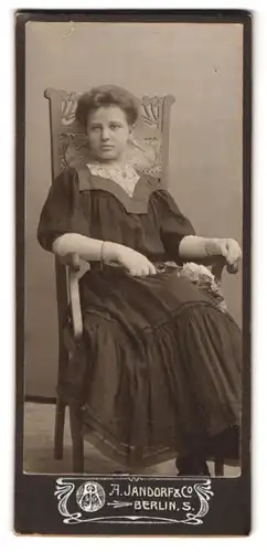 Fotografie A. Jandorf & Co., Berlin-S, Portrait junge Dame in hübscher Kleidung