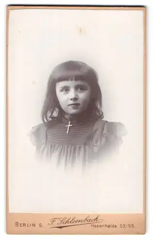 Fotografie F. Schloenbach, Berlin-S, Hasenheide 52-53, Portrait kleines Mädchen im Kleid mit Kreuzanhänger