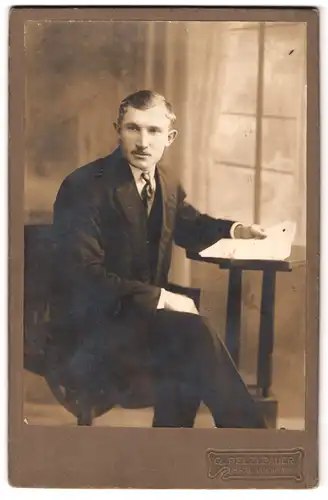 Fotografie Q. Pelzlbauer, Kral, Palackeho Tr. 48, Portrait Mann im Anzug mit Schlips liest eine Zeitung, Moustache