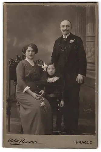 Fotografie Atelier Neuman, Prag, Vaclavske Nam 8, Portrait Eltern im Biedermeierkleid u. Anzug mit Tochter, Haarschleife