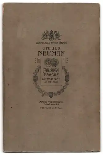 Fotografie Atelier Neuman, Prag, Vaclavske Nam 8, Portrait Eltern im Biedermeierkleid u. Anzug mit Tochter, Haarschleife