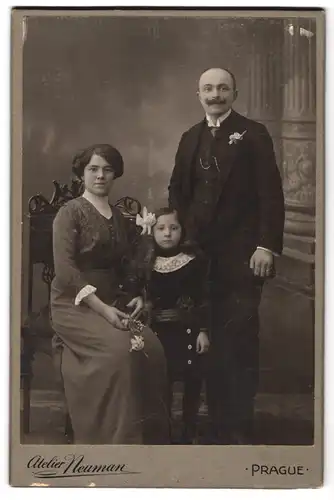 Fotografie Atelier Neumann, Prag, Vaclavske Nam 8, Portrait Mutter udn Vater mit Tochter in Kleidern, Wilhelm I. Bart