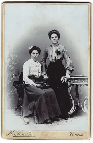 Fotografie K. Smolka, Smichov, Kinsky Str. 339, Portrait zwei Damen in zeitgenössischen Kleidern mit toupierten Haaren