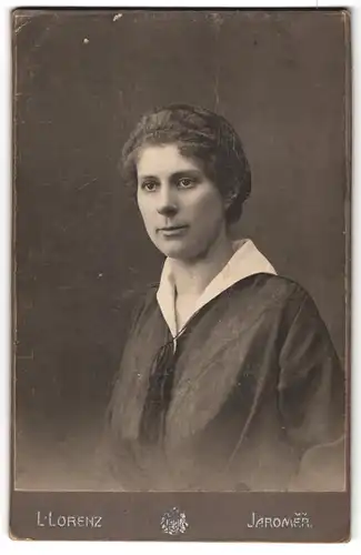 Fotografie L. Lorenz, Jaromer, Portrait junge Frau im Kleid mit zurückgebundenen Haaren