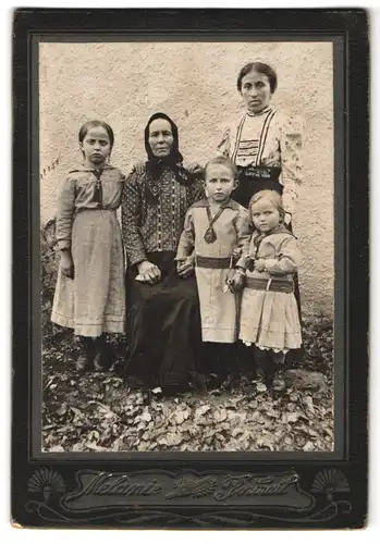 Fotografie unbekannter Fotograf und Ort, Portrait drei Generationen, Oma, Mutter und Enkelkinder in Kleidern