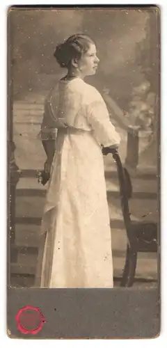 Fotografie Kolinsky, Nachod, Portrait junge Frau im weissen Kleid mit Dutt, Rückenportrait