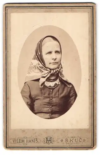 Fotografie Vilem Hansi, Skuc, Portrait ältere Dame im Biedermeierkleid und Kopftuch mit Perlenkette