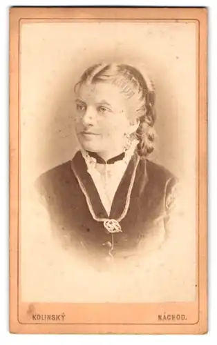 Fotografie Kolinsky, Nachod, Portrait jugne Frau im samtenen Kleid mit Kreuzanhänger und Locken