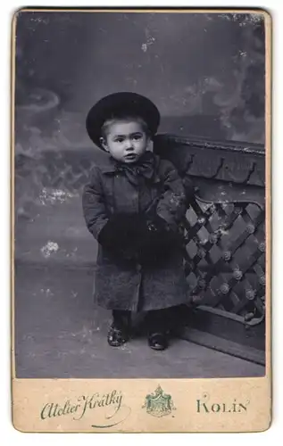 Fotografie Atelier Kratky, Kolin, Portrait kleiner Junge im Wintermantel mit Muff und Hut