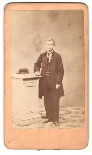 Fotografie unbekannter Fotograf und Ort, Portrait junger Mann im Anzug mit Schlips und Hut