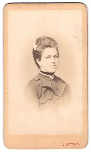 Fotografie J. Dittrich, Kuttenberg, Grünmarkt 255, Portrait Dame im Biedermeierkleid mit toupierten Haaren