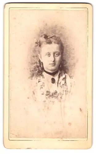 Fotografie J.Tomas, Prag, St. Wenzels Platz 7, Portrait junge Frau im karierten Kleid mit Halsband und Locken