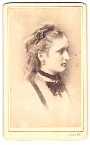 Fotografie J.Tomas, Prag, St. Wenzels Platz 7, Portrait Dame im Seitenprofil mit Schleife und Locken