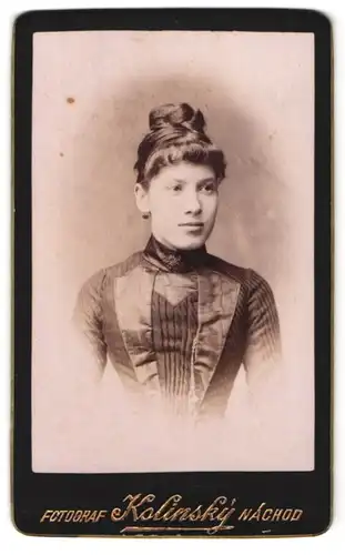 Fotografie Kolinsky, Nachod, Portrait junge Dame im tailierten Kleid mit Hochsteckfrisur
