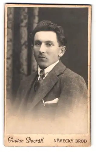 Fotografie Gustav Dvorak, Nemecky Brod, Portrait Josef im karierten Anzug mit Schlips und Moustache