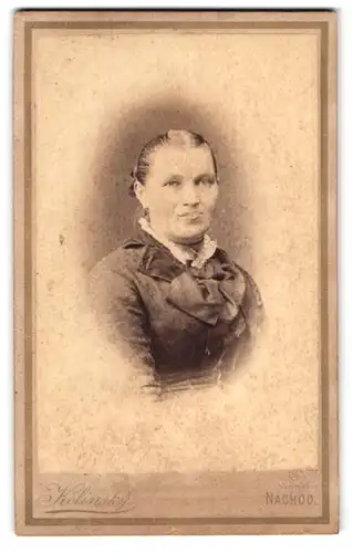 Fotografie Kolinsky, Nachod, Portrait Dame im Biedermeierkleid und Schleife