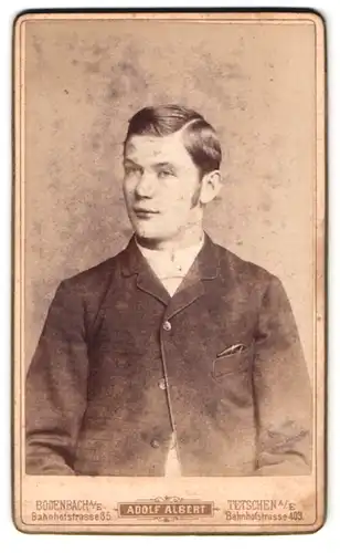 Fotografie Adolf Albert, Tetschen a. E., Bahnhofstr. 403, Portrait junger Mann im karierten Anzug mit Koteletten