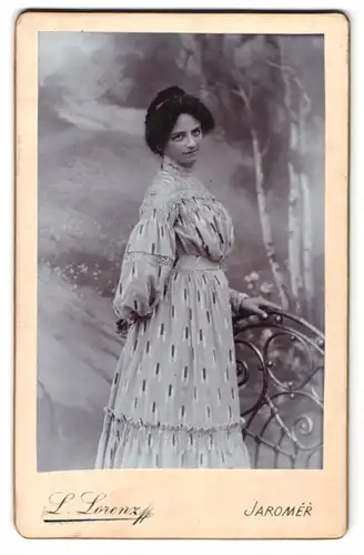 Fotografie L. Lorenz, Jaromer, Portrait Maika Semaekova im verzierten Kleid mit Hochsteckfrisur