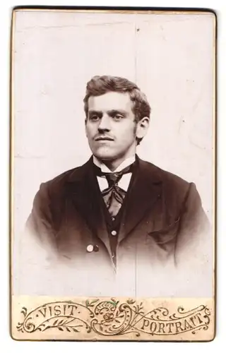Fotografie unbekannter Fotograf und Ort, Portrait junger Mann im dunkeln Anzug mit Schlips und Moustache