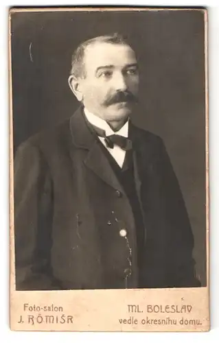 Fotografie J. Römisr, Ml. Boleslav, Portrait älterer Mann im Anzug mit Fliege und Walrossbart