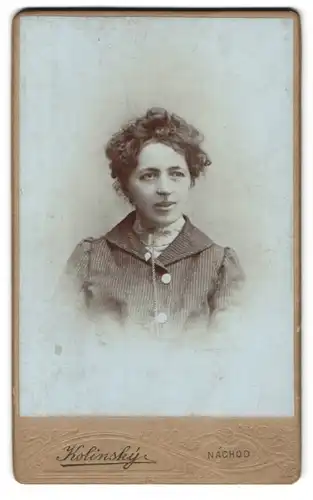 Fotografie Kolinsky, Nachod, Portrait Dame im gestreiften Kleid mit Locken