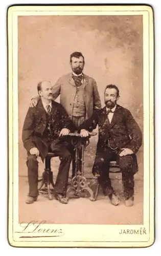 Fotografie L. Lorenz, Jaromer, Portrait drei Herren in Anzügen mit Vollbart posieren im Atelier