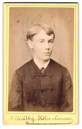 Fotografie F. Kratky, Kolin, Portrait junger Knabe im Anzug mit Seitenscheitel