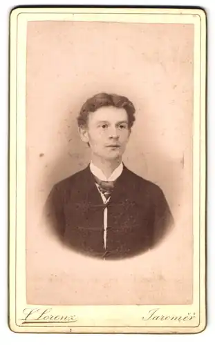Fotografie L. Lorenz, Jaromer, Portrait junger Knabe im Anzug mit Schlips und Mittelscheitel