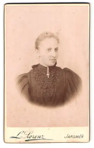 Fotografie L. Lorenz, Jaromer, Portrait Dame im dunklen Kleid mit Puffärmeln