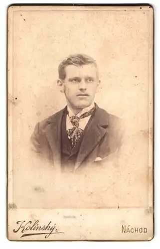Fotografie Kolinsky, Nachod, Portrait junger Mann im Anzug mit geusterter Fliege