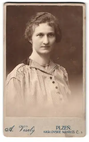 Fotografie A. Vesely, Plzen, Portrait Dame im gestreiften Kleid mit Perlenkette