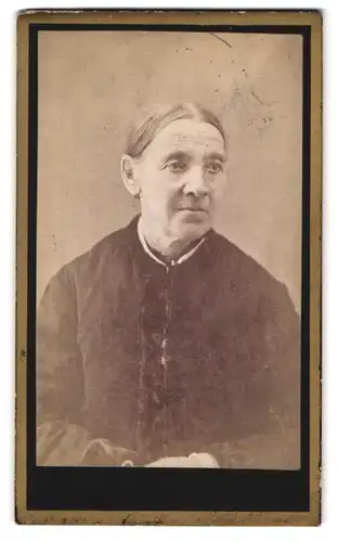 Fotografie unbekannter Fotograf und Ort, Portrait ältere Dame im Biedermeierkleid
