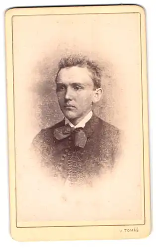 Fotografie J.Tomas, Prag, St. Wenzels Platz 7, Portrait junger Mann im Anzug mit Fliege