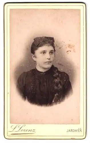 Fotografie L. Lorenz, Jaromer, Portrait junge Frau im dunklen Kleid mit Zopf und Haarschleife