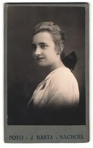Fotografie J. Barta, Nachod, Portrait junge Frau im hellen Kleid mit Haarschleife