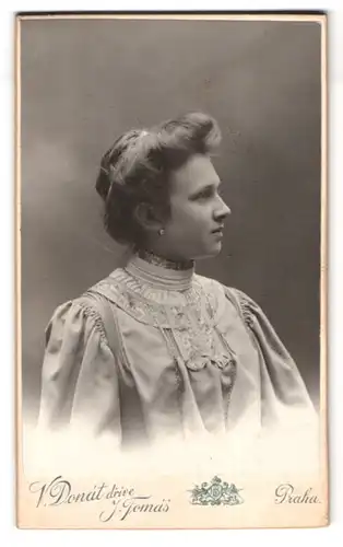 Fotografie V. Donat & J.Tomas, Prag, Portrait junge Frau im hellen kleid mit toupierten Haaren