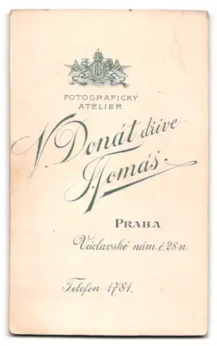 Fotografie V. Donat & J.Tomas, Prag, Portrait junge Frau im hellen kleid mit toupierten Haaren