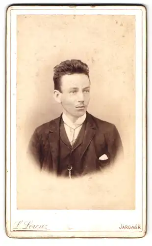 Fotografie L. Lorenz, Jaromer, Portrait junger Mann im Anzug mit gestylten Haaren