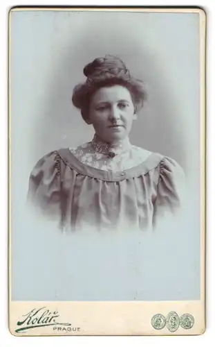 Fotografie Kolar, Prag, Portrait Dame im hellen Kleid mit Hochsteckfrisur