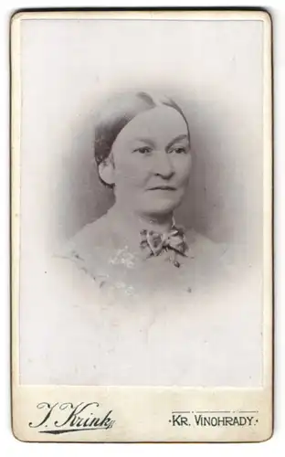 Fotografie J. Krink, Kr. Vinohrady, Portrait ältere Dame im Kleid mit Schleife